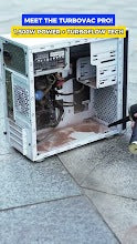 Demostración de la aspiradora de mano TurboMax junto a un electrodoméstico