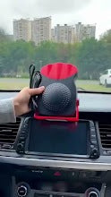 Calefactor rojo y negro TurboMax ubicado encima de la pantalla del tablero de un auto