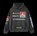 Vista frontal de la sudadera negra inspirada en Senna sobre un fondo oscuro