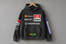 Sudadera inspirada en Senna colgada en un gancho de madera
