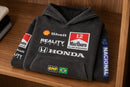 Sudadera negra de carreras doblada que muestra los gráficos del pecho