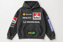 Sudadera negra inspirada en Senna que muestra el panel frontal y los gráficos de las mangas