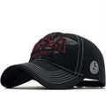 Una gorra de béisbol de algodón negra Liberty Trail con bordado USA sobre fondo blanco.