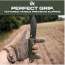 Mano sosteniendo el cuchillo WOLFSTRIKE junto a un gráfico con agarre texturizado