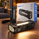 Linterna negra WUBEN X4 con su cálida luz lateral iluminada junto a una caja de venta al por menor