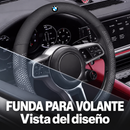 Vista de una funda negra para volante con detalles blancos en la fotografía del interior de un automóvil.