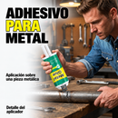Aplicación de adhesivo para metal sobre una pieza metálica, con detalle del aplicador.