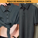 Dos vistas de un polo oscuro de manga corta, con detalle del cuello y la textura.
