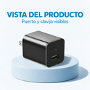 Dispositivo negro con puerto frontal y una clavija visible sobre una base azul.