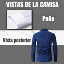 Detalle del puño blanco y vista posterior de la camisa azul.