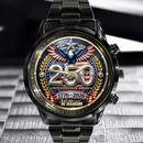 Reloj negro Constitution & Liberty sobre una superficie texturizada