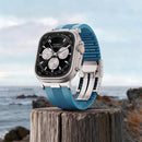 Apple Watch con correa azul sobre un poste de madera junto al mar