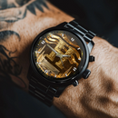 Reloj negro personalizado de esfera dorada en una muñeca tatuada