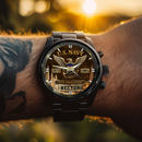 Reloj para veteranos de U.S. Navy usado al aire libre bajo la luz cálida del atardecer