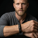 Hombre usando una pulsera negra personalizada en un retrato de estudio