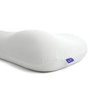 Almohada blanca contorneada con bordes moldeados y una pequeña etiqueta de tela