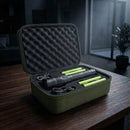 Linterna IRONCLAD X1 XL, cuatro baterías verdes y cable de carga en un estuche verde abierto sobre una mesa de madera
