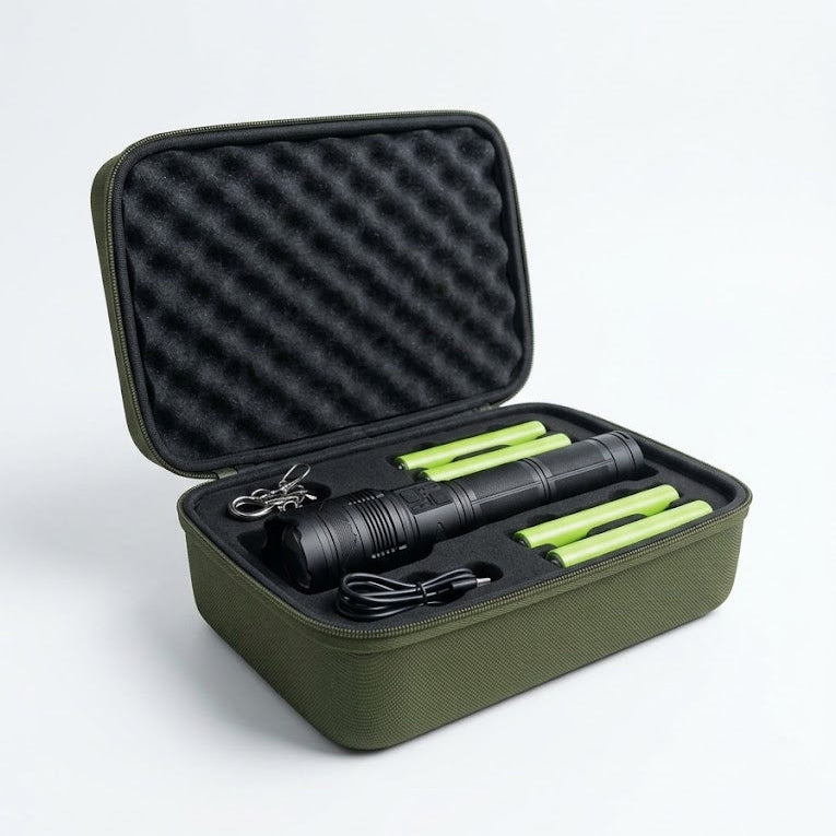 IRONCLAD X1 XL kit de linterna con cuatro baterías y cable en un estuche de transporte verde abierto sobre fondo blanco