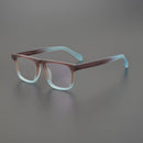 Lentes cuadrados Lay sobre un fondo gris de estudio