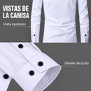 Vista posterior de una camisa blanca de manga larga y detalle de un puño con botones negros.
