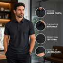 Persona con un polo negro de manga corta, con rótulos en español sobre el cuello, los botones y la textura.