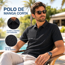 Persona con un polo oscuro en un espacio exterior, con rótulos descriptivos en español sobre el cuello y la textura.