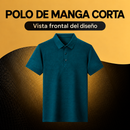 Vista frontal de una polo azul petróleo de manga corta sobre fondo dorado y oscuro.