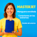 Persona sosteniendo una manguera azul enrollada, con conectores visibles y rótulos descriptivos en español.