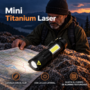 Linterna negra Mini Titanium Laser sobre un mapa al aire libre, con rótulos en español sobre el clip, la luz lateral y el cuerpo texturizado.