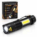 Linterna Mini Titanium Laser con luz frontal LED y luz lateral COB junto a su caja sobre un fondo blanco