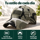 Gorra Nightfall de camuflaje con parche de bandera, visera curva y rótulos de detalles en español.