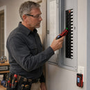 Hombre usando el receptor NF-824 para verificar un panel eléctrico