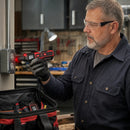 Técnico sosteniendo el receptor NF-824 en un taller