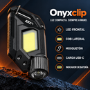 Linterna negra Onyxclip con luz frontal, panel COB lateral y mosquetón, junto a rótulos de sus funciones en español.