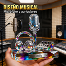 Pieza decorativa musical sostenida en una mano, con micrófono, auriculares, consola y placa de ejemplo Emily en un estudio.