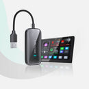 Adaptador USB Ottocast Play2Video Ultra junto a una pantalla táctil de auto