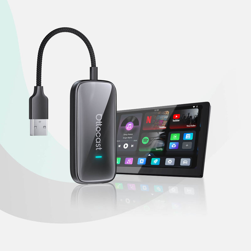 Adaptador USB Ottocast Play2Video Ultra junto a una pantalla táctil de auto