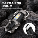 Linterna compacta conectada por USB-C, con detalle del puerto y el conector.