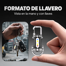 Dos vistas de una linterna en formato de llavero: entre los dedos y junto a unas llaves sostenidas en la mano.