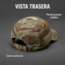 Vista posterior de una gorra camuflada con abertura, cierre y perforaciones visibles.
