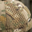 Macro de los orificios de ventilación cortados con láser en la gorra de camuflaje Ridgeline