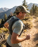 Hombre haciendo trail running con la gorra de camuflaje Ridgeline