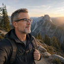 Hombre con lentes SmartVision en un sendero al aire libre