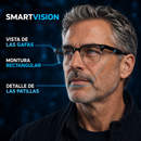 Persona con gafas negras de montura rectangular, con rótulos en español sobre la montura y las patillas.