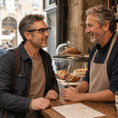 Dos hombres hablando en una cafetería junto a un gráfico de traducción SmartVision