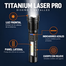 Infografía de una linterna negra Titanium Laser Pro con rótulos en español sobre la luz frontal, el panel lateral, los indicadores azules y el cuerpo con relieve.