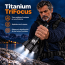 Hombre sujetando una linterna Titanium TriFocus de tres módulos frontales, con tres leyendas descriptivas en español.