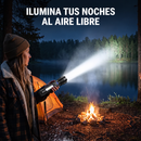 Ilustración promocional de la linterna Titanium Laser Pro junto a un campamento nocturno