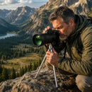Hombre usando un monocular UltraZoom al aire libre en un paisaje de montaña