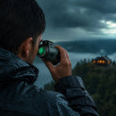 Hombre mirando a través de un monocular UltraZoom bajo la lluvia